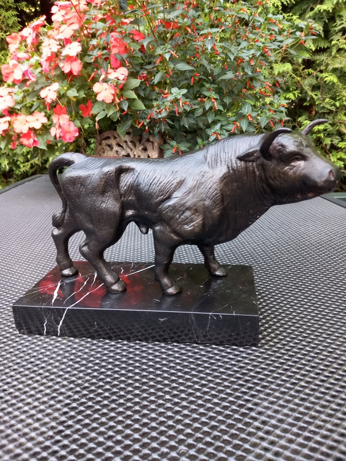 Gietijzeren Stier op Marmeren Voet - Krachtig Beeld, Ophalen of Verzenden, Op sokkel, Beeld, Klassiek