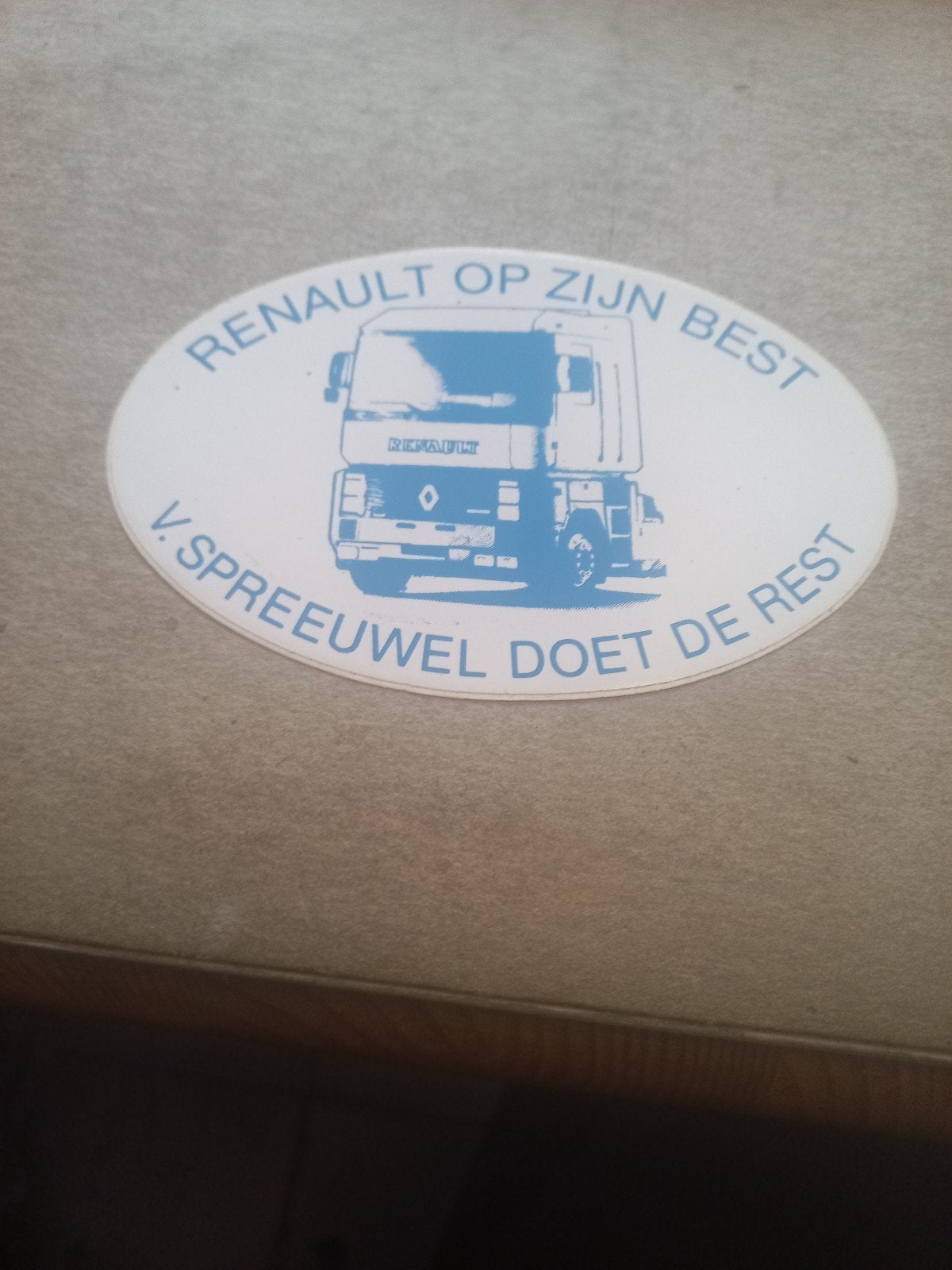 Vintage Renault vrachtwagen sticker - "Renault op zijn best", Verzamelen, Stickers, Ophalen of Verzenden