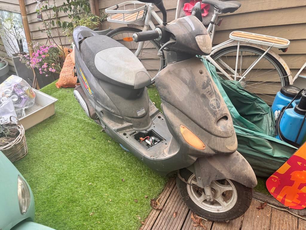 Killerbee scooter 50cc, Fietsen en Brommers, Snorfietsen en Snorscooters, Ophalen, Zo goed als nieuw, Benzine, Overige merken