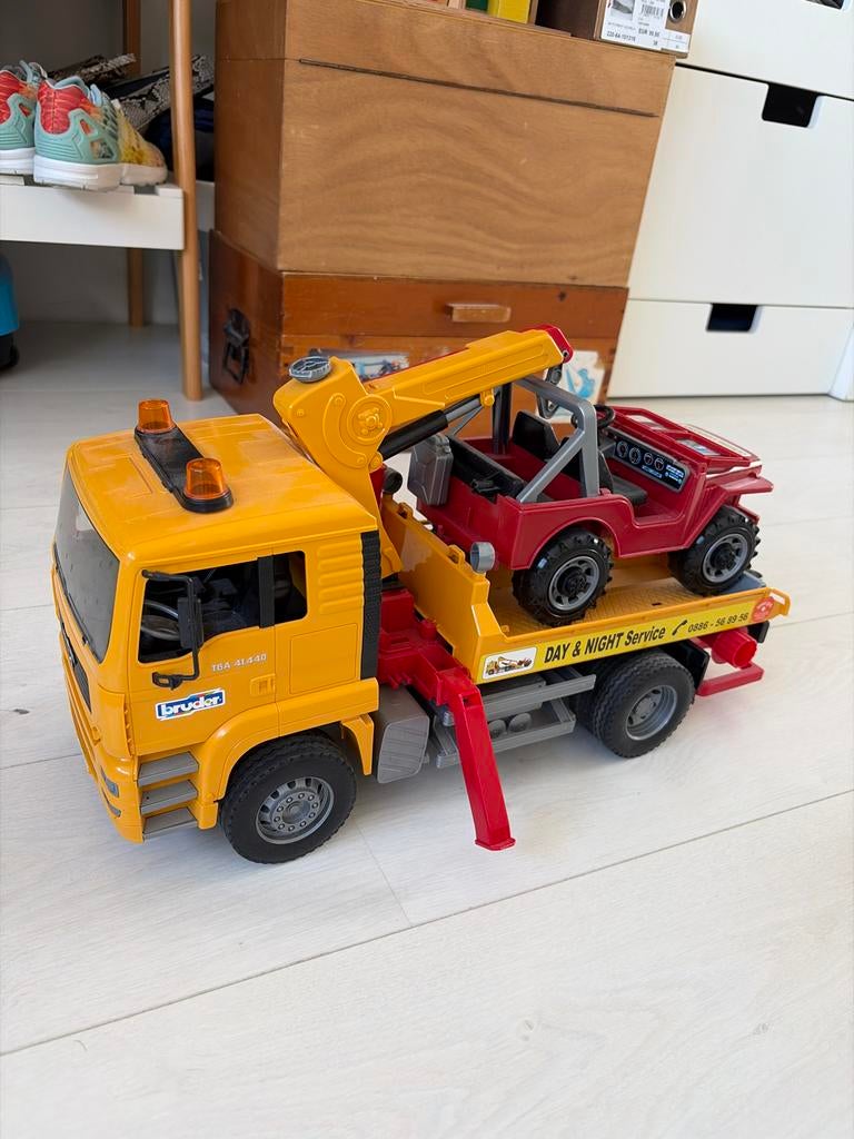 Bruder takelwagen met jeep - Zeer goede staat, Ophalen of Verzenden, Zo goed als nieuw