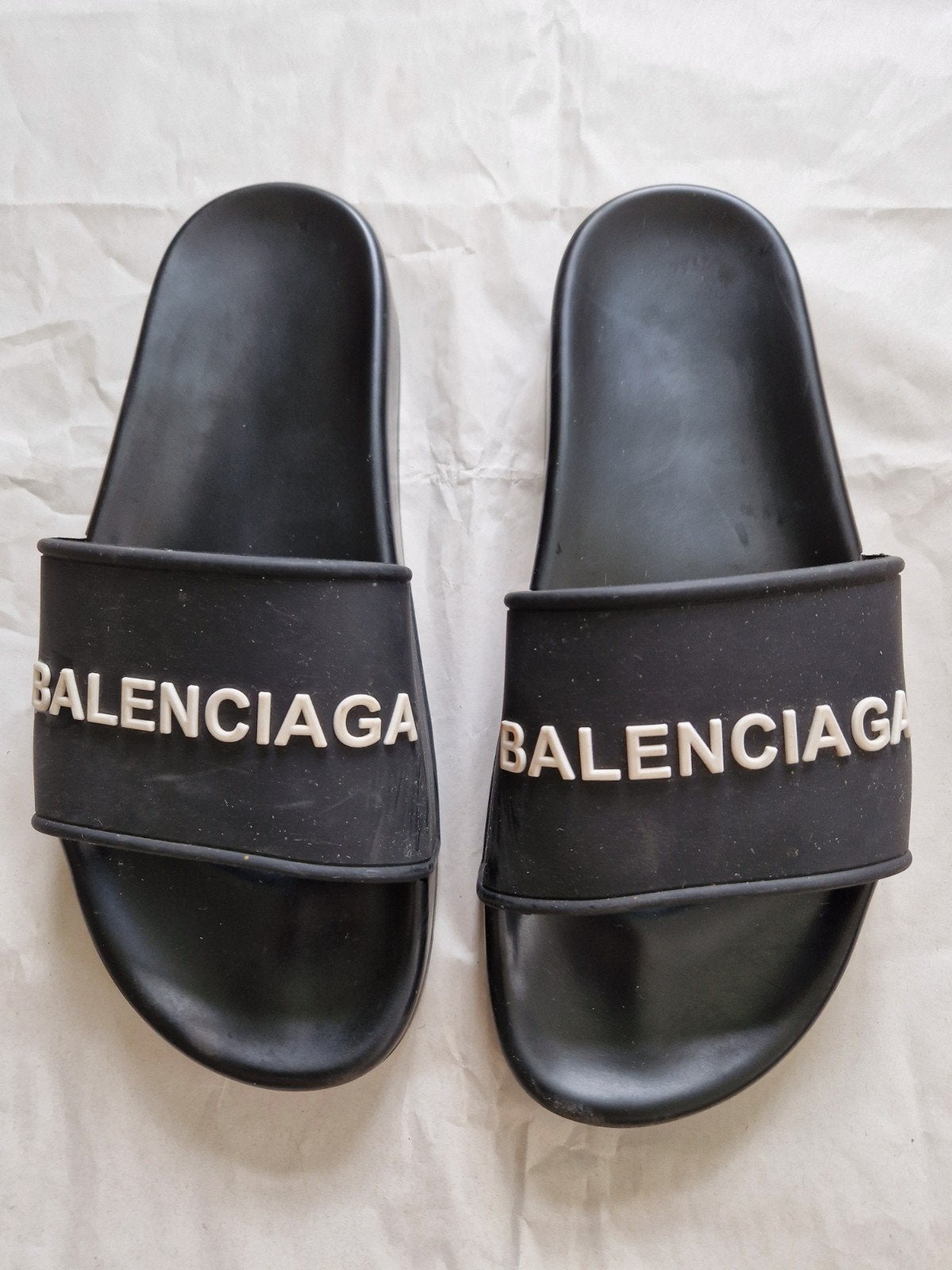 Balenciaga. Badslippers met logo-reliëf. Nieuwstaat., Kleding | Heren, Schoenen, Slippers, Zwart, Ophalen of Verzenden, Zo goed als nieuw