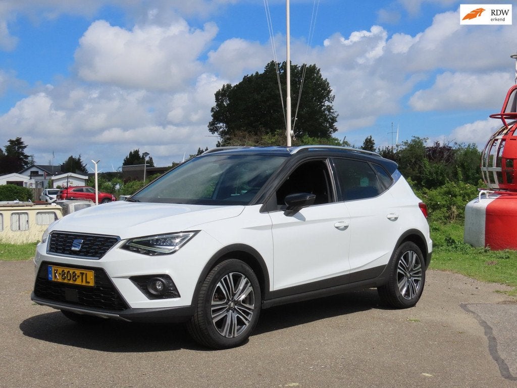 Seat Arona 1.0 TSI Xcellence Business Intense *Camera *Carpl, Stof, 116 pk, Bedrijf, 600 kg
