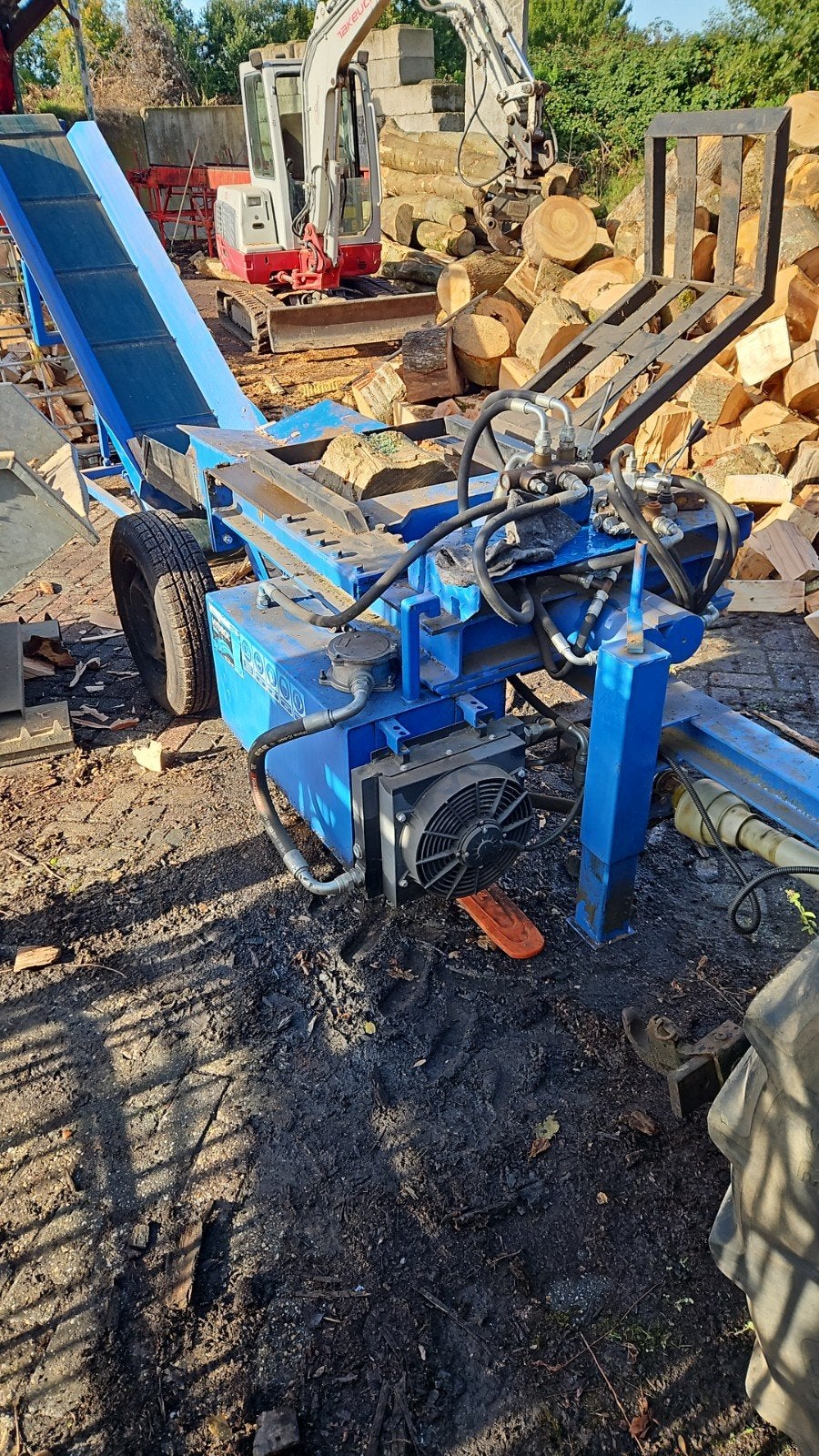 Hout kloofmachine op aftakas met afvoerband, Ophalen, Zo goed als nieuw, Aftakas, Liggend