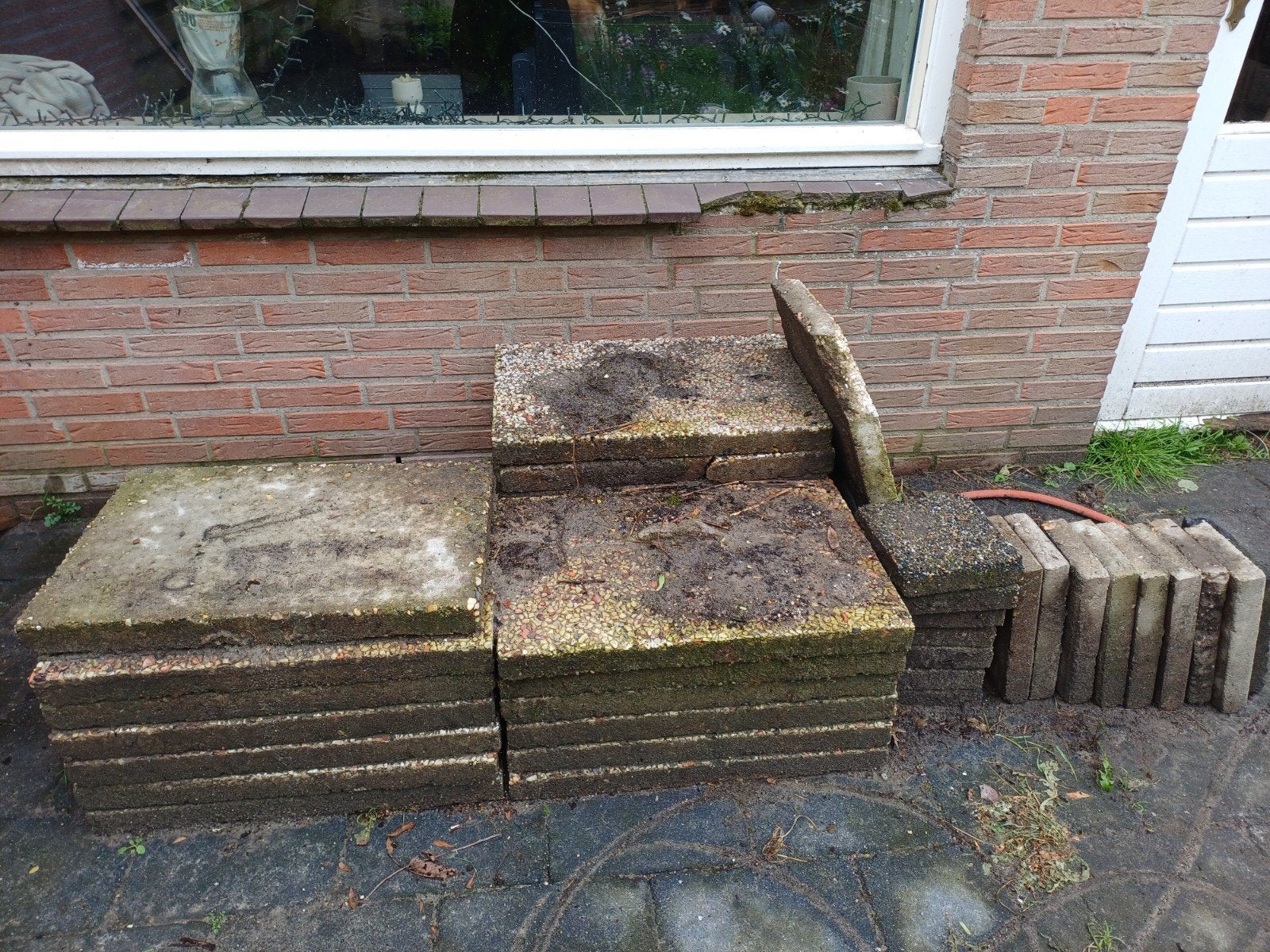 Gratis grinttegels en halve stoeptegels, Tuin en Terras, Ophalen, Gebruikt, Beton, Terrastegels