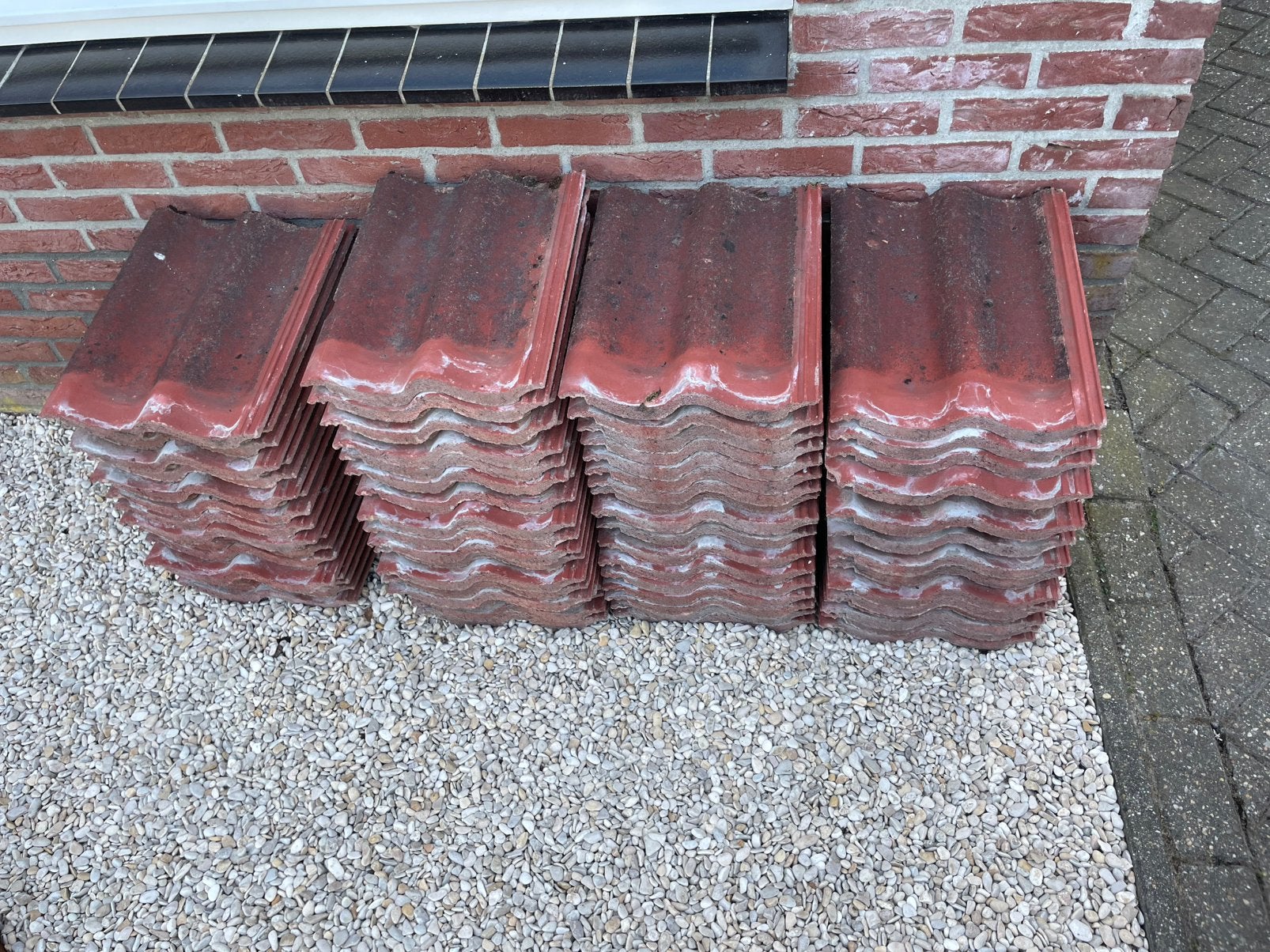 Rode dakpannen 81 stuks, Ophalen, 10 tot 15 m², Steen of Klei, Zo goed als nieuw