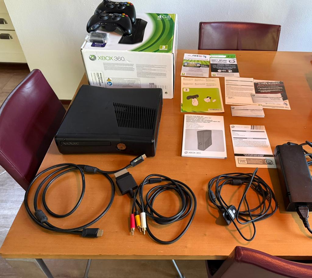 Xbox 360 4gb + originele doos, Spelcomputers en Games, Spelcomputers | Xbox 360, Ophalen of Verzenden, Gebruikt, 4 GB, Met 2 controllers
