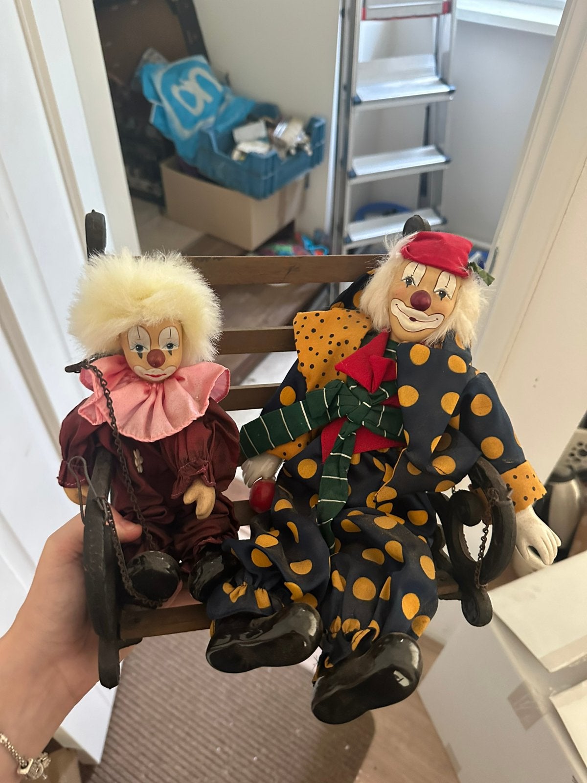 Bankje met 2 poppen, Verzamelen, Ophalen, Zo goed als nieuw, Pop