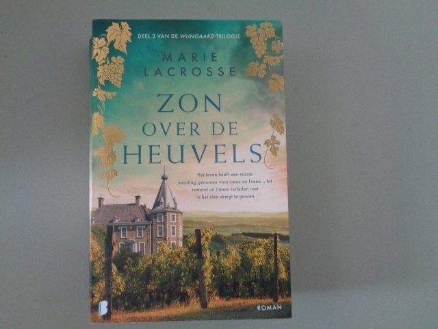 Zon over de heuvels - Marie Lacrossse / Deel 3 wijngaard-tri, Gelezen, Europa overig, Marie Lacrosse, Ophalen of Verzenden