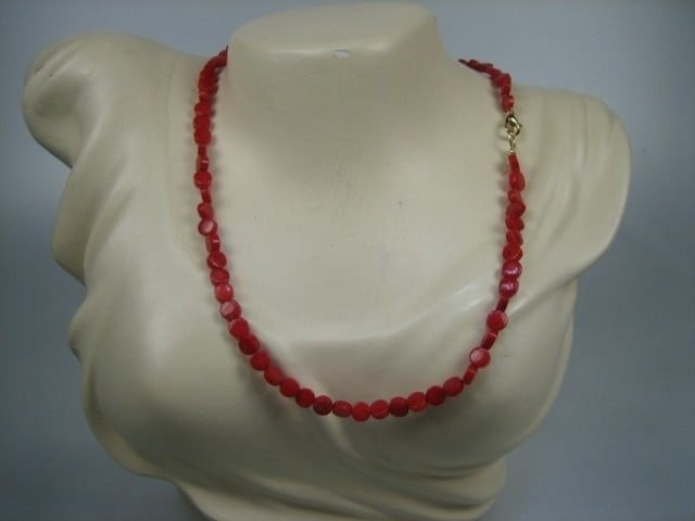 Antiek rond geslepen Bloedkoralen collier met karabijnhaak, Verzenden, Goud, Ketting, Met edelsteen
