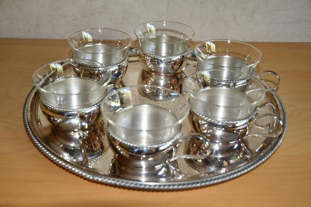 Zilverkleurige plateau met zes theeglazen, Gebruikt, Ophalen of Verzenden, Overige stijlen, Overige materialen