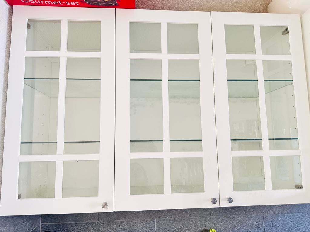 Ikea kitchen wall cabinets, glassdoor . Off White colour, Huis en Inrichting, Keuken | Complete keukens, Ophalen, Zo goed als nieuw