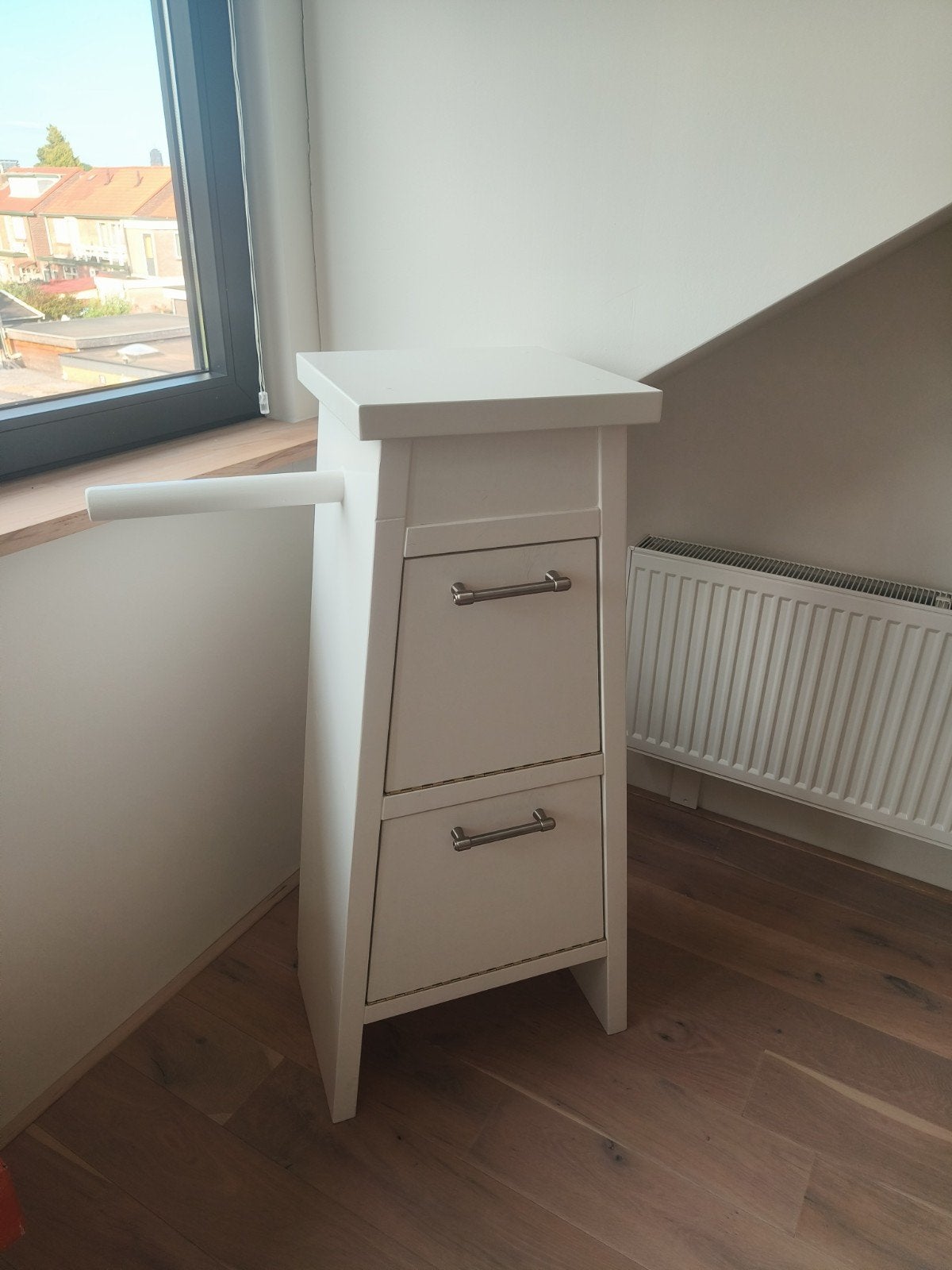 Witte kast met 2 vakken en kapstokhaakjes, Ophalen, Gebruikt, Modern, functioneel