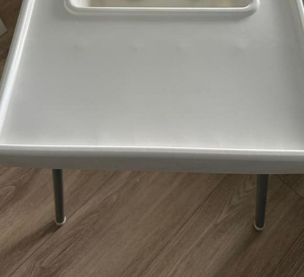 Witte ikea kinderstoel met gestreepte stoelverkleiner, Ophalen of Verzenden, Zo goed als nieuw, Meegroeistoel, Afneembaar eetblad