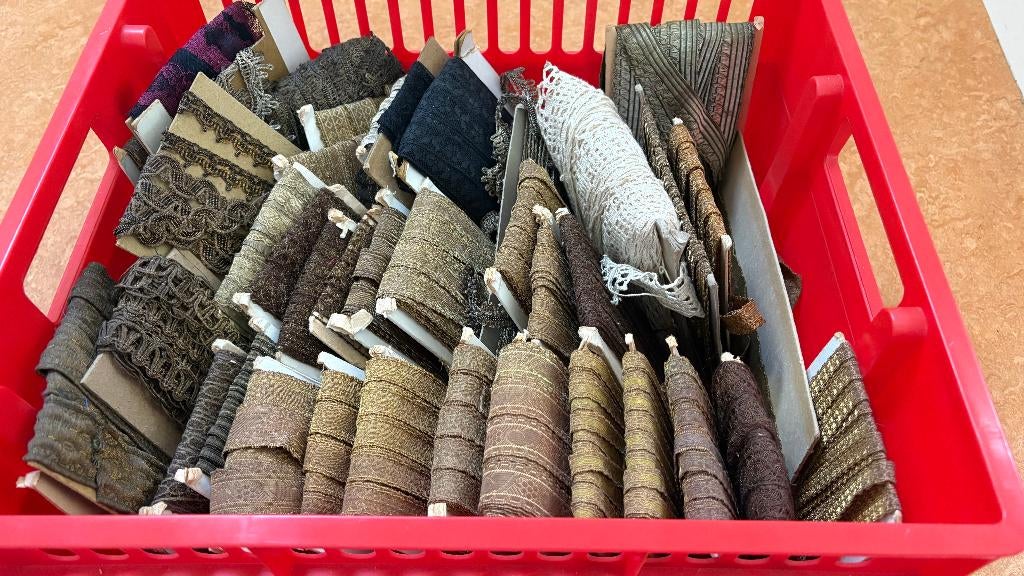 Te koop partij antieke franjes en galons, Ophalen, Lint, Band of Elastiek