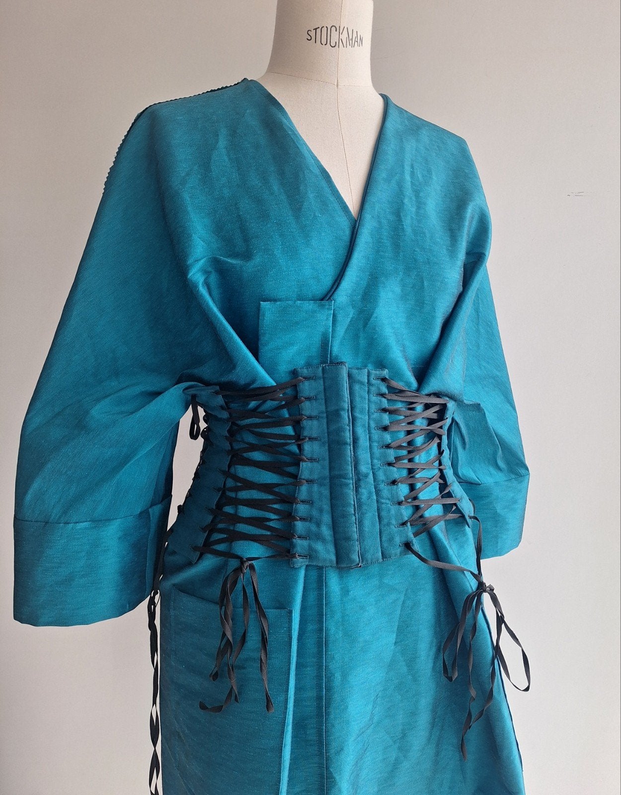 Kimono met riem gemaakt van haider ackermann old stock stof, Ophalen of Verzenden, Nieuw, Maat 42/44 (L), Blauw