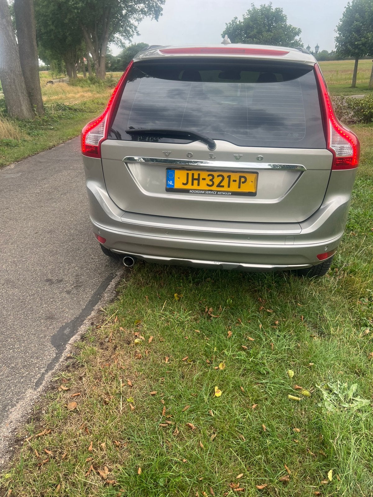 Volvo XC60 2.0 D3 Geartronic 2016 Grijs, Auto's, 1800 kg, 4 cilinders, 1969 cc, Origineel Nederlands