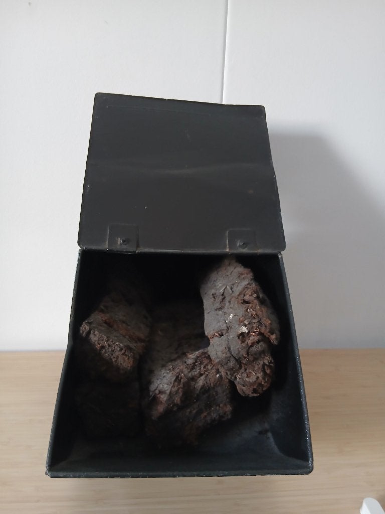 Turfbak met turf en schep, Ophalen