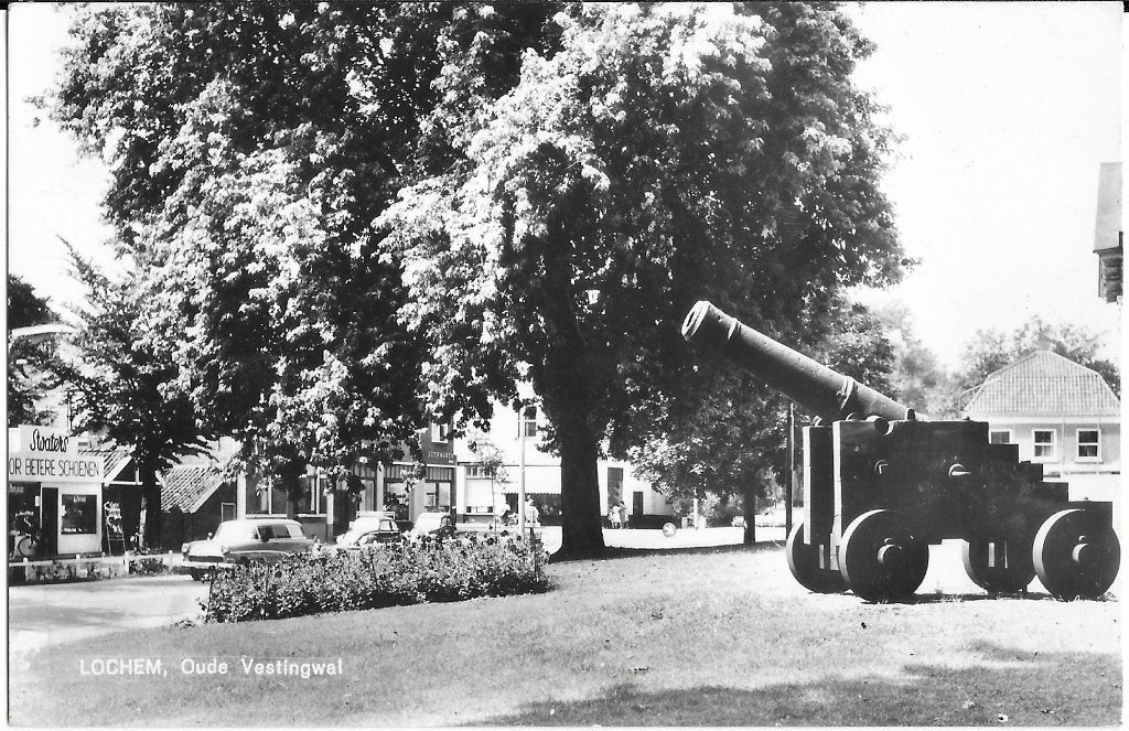 Lochem, Oude Vestingwal, kanon, oude auto, Swaters schoenen, Verzenden, 1960 tot 1980, Gelopen, Gelderland