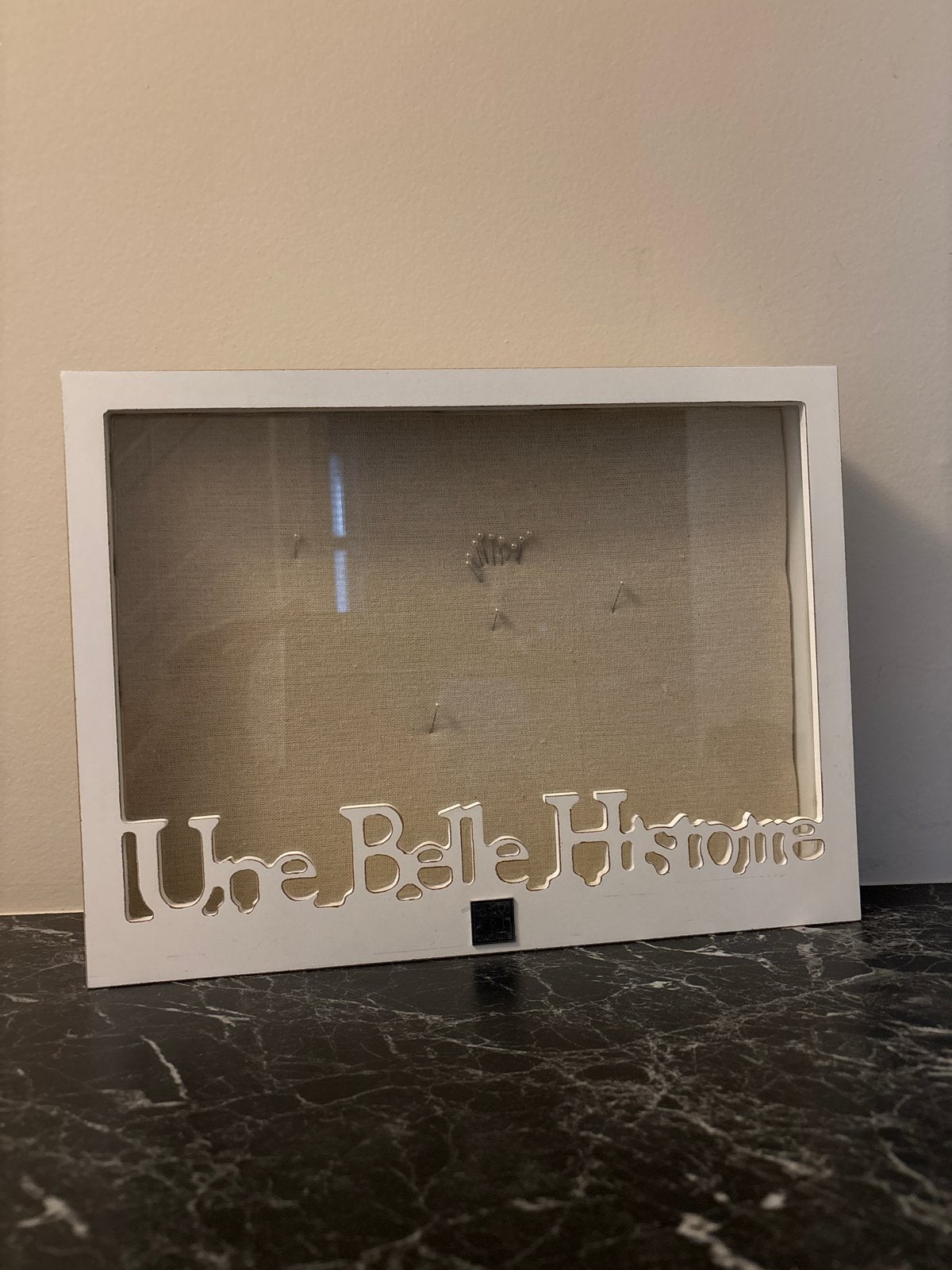Witte fotolijst/prikbord "Une Belle Histoire", Huis en Inrichting, Verzenden, Zo goed als nieuw, Minder dan 50 cm, 50 tot 75 cm