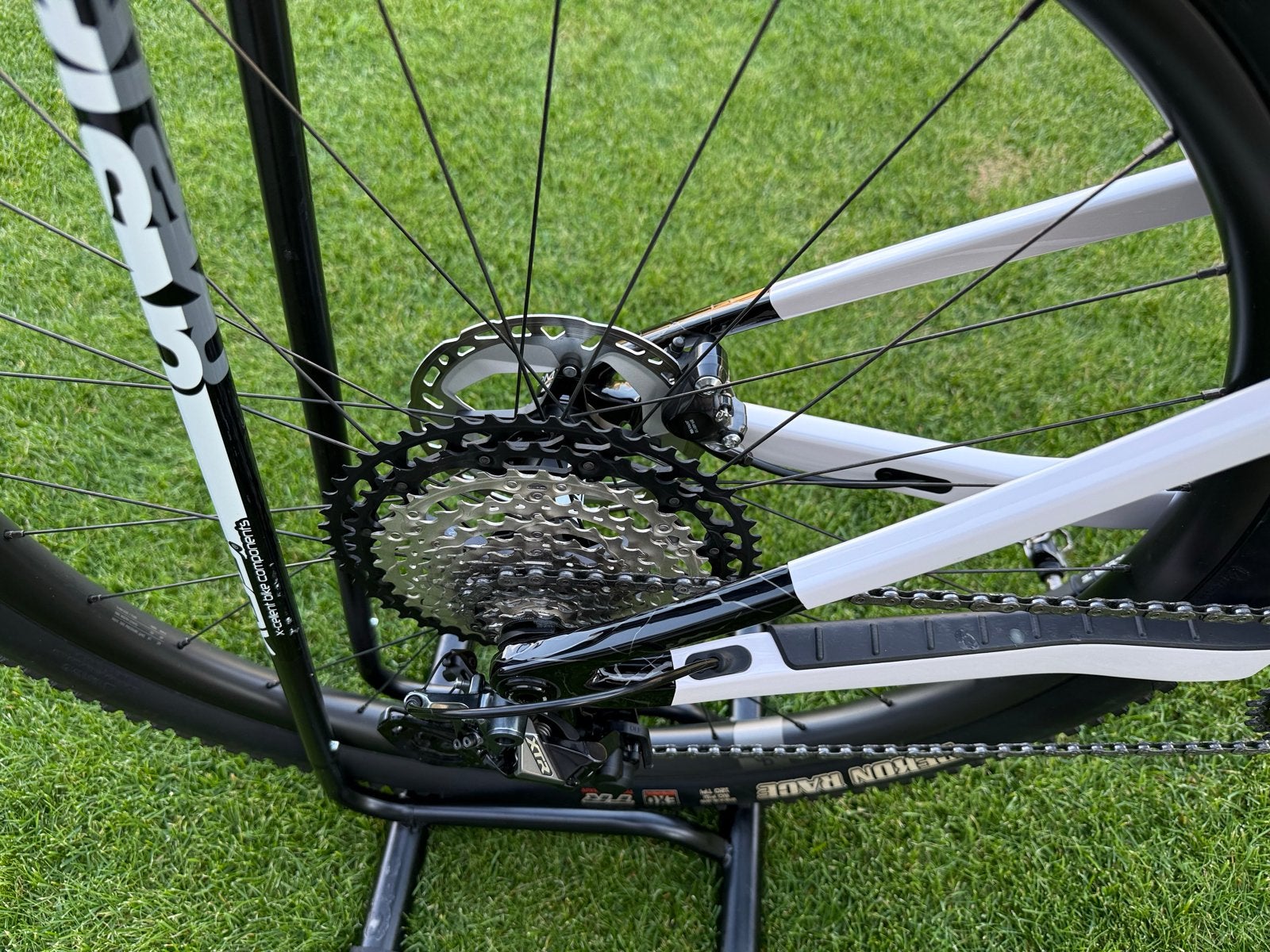 Foto 12 van Orbea Oiz M-Pro Full Carbon Mountainbike - Zo goed als nieuw