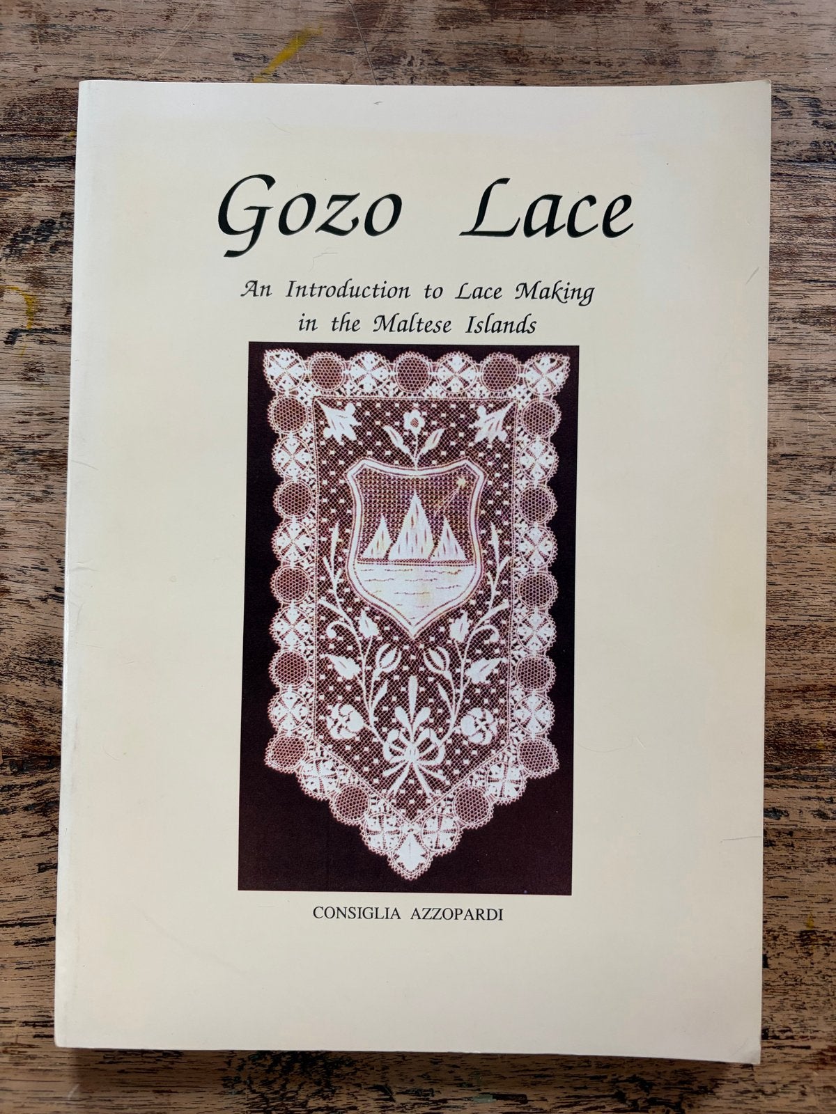 Kantklossen uit Gozo, Malta - Boek en veel patronen, Ophalen of Verzenden, Zo goed als nieuw