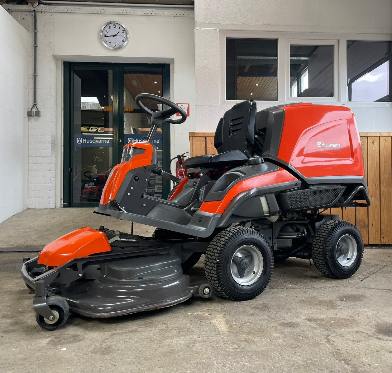 Husqvarna RC 320Ts AWD Collect frontmaaier (155,3 draaiuren), Tuin en Terras, Zitmaaiers, Ophalen, Zo goed als nieuw, Elektrische starter