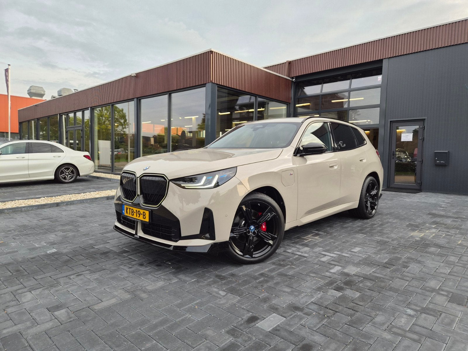 BMW X3 30e Xdrive 2025 M-Sport 360 hud acc 21"Dune Grey BTW, Auto's, Automaat, Zwart, 4 cilinders, 2000 kg
