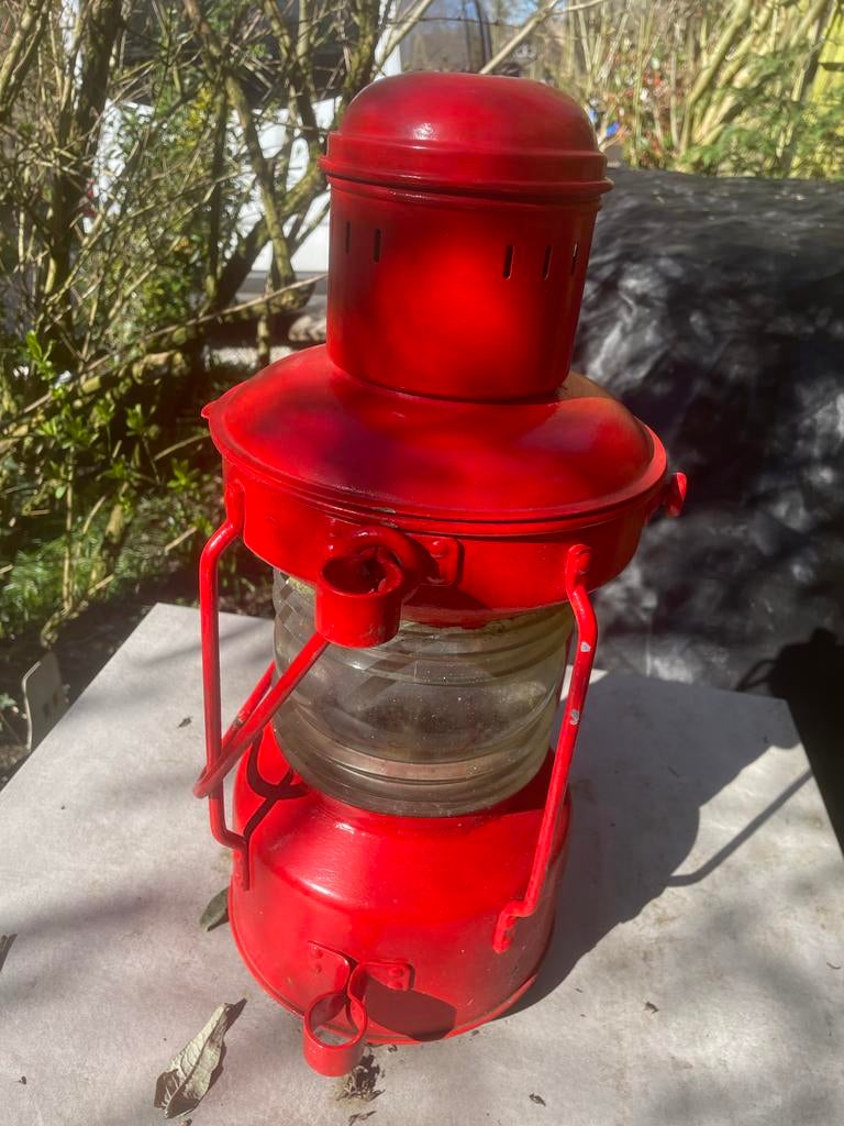 Oude rode scheepslamp, Ophalen