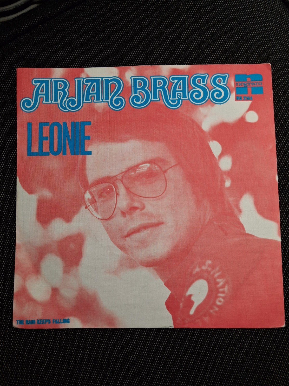 Arjan Brass - Leonie / The Rain Keeps Falling (Single), Fotohoes, Ophalen of Verzenden, Gebruikt, Pop