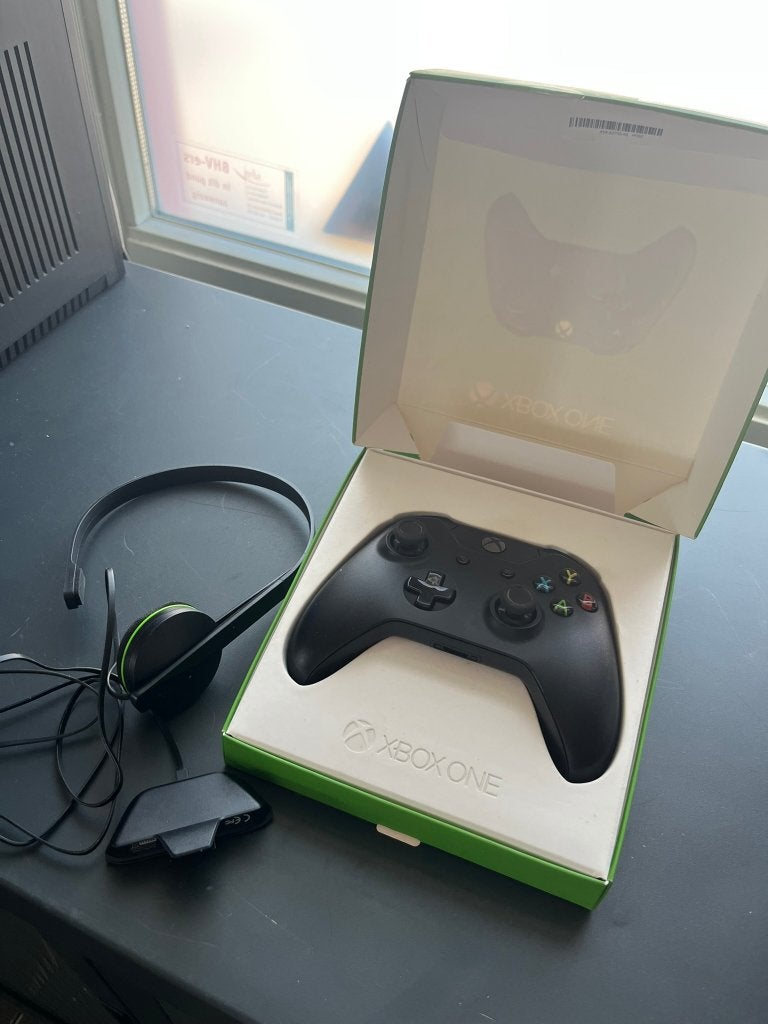 XBox One Controller + headset, Spelcomputers en Games, 500 GB, Xbox One, Ophalen of Verzenden, Zo goed als nieuw