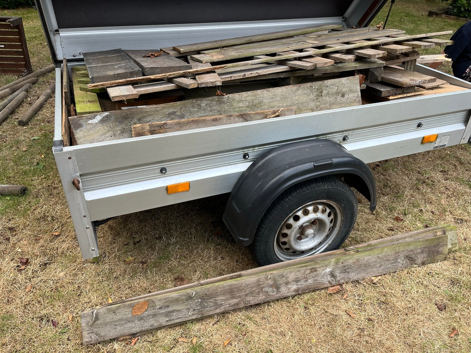 Gratis af te halen: inhoud van Kar vol diverse houtsoorten, Gebruikt, 25 tot 50 mm, Plank, Steigerhout
