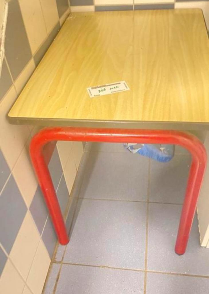 School tafeltje naturel met rood - Peuter/Kleuter, Ophalen of Verzenden, Gebruikt, Tafel(s)