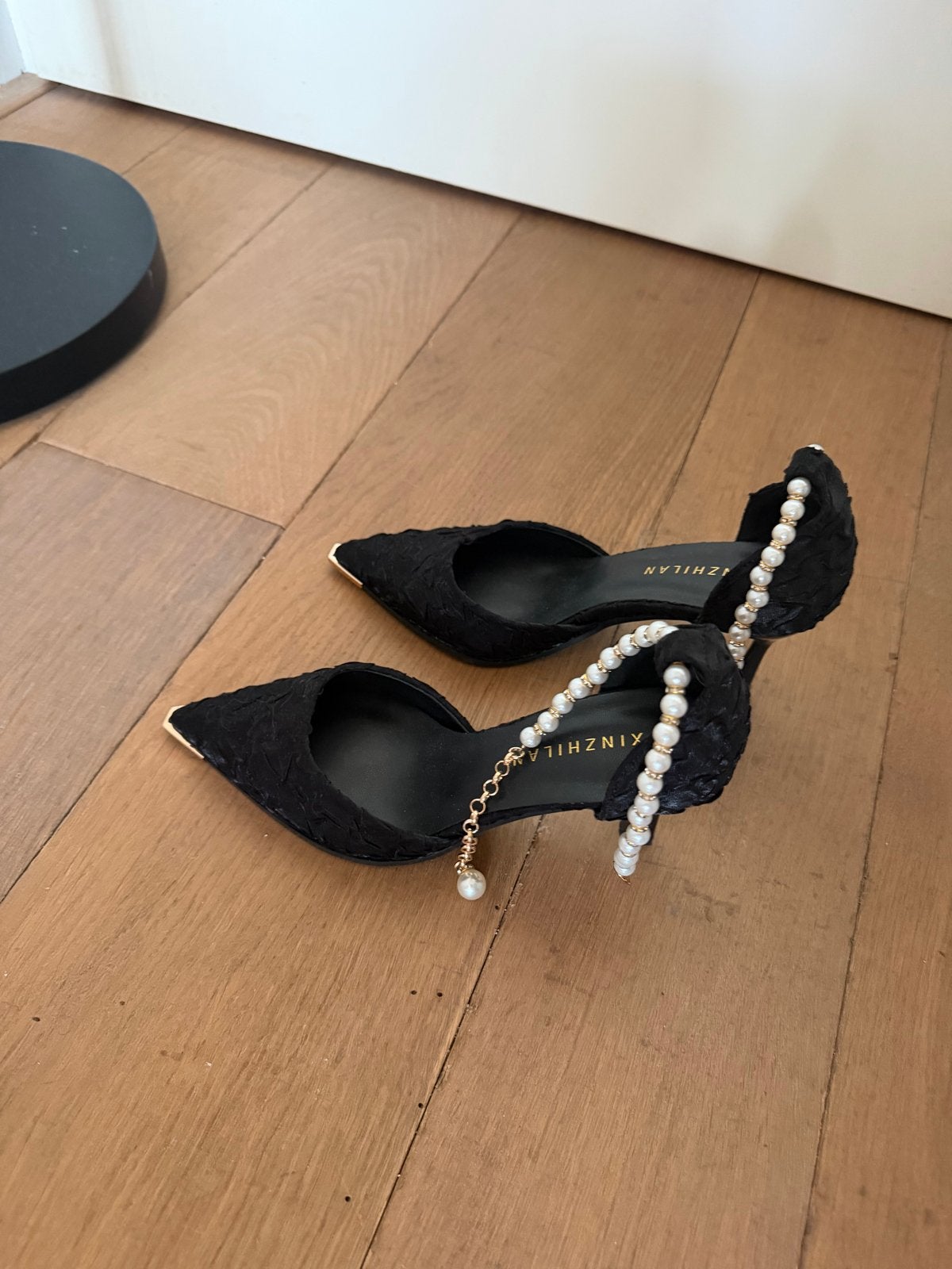 Zwarte pumps met parels en gouden details - Maat 34, Ophalen of Verzenden, Zo goed als nieuw, Zwart, Pumps