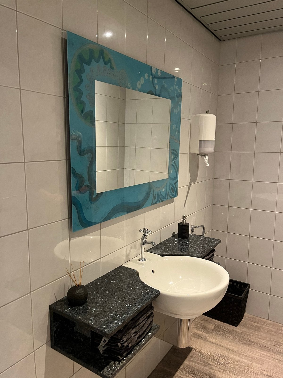Decoratieve spiegel met uniek blauw design, Ophalen, Rechthoekig, 100 tot 150 cm, Minder dan 100 cm