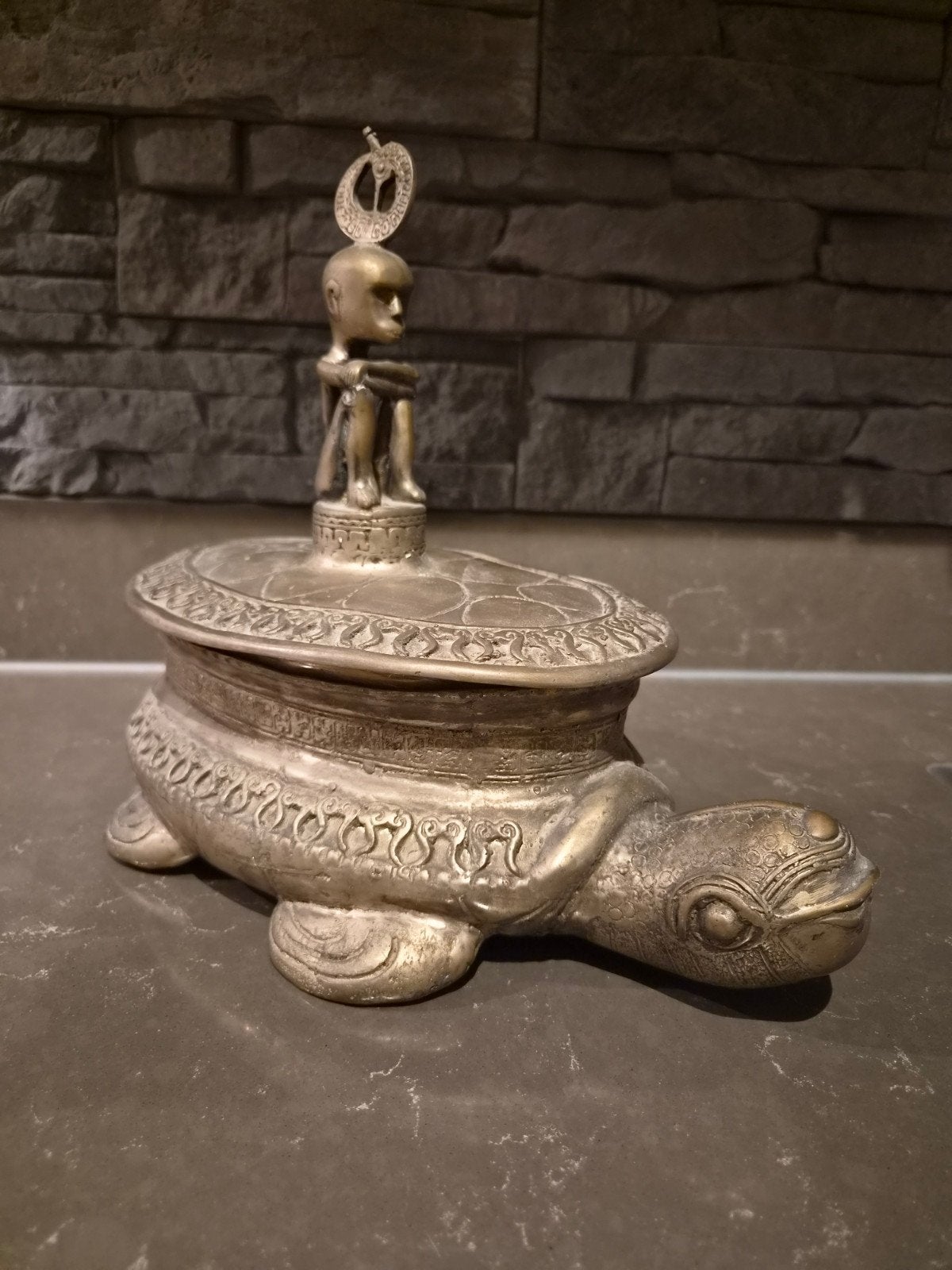 schildpad met man op de rug etnisch brons messing vintage, Ophalen of Verzenden