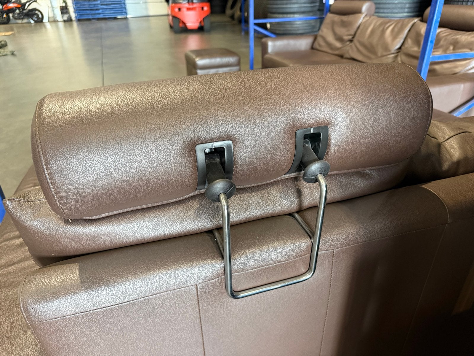 Stijlvolle bruine leren banken set met hocker van Stressless, Gebruikt, Driepersoons, Ophalen of Verzenden, Rechte bank