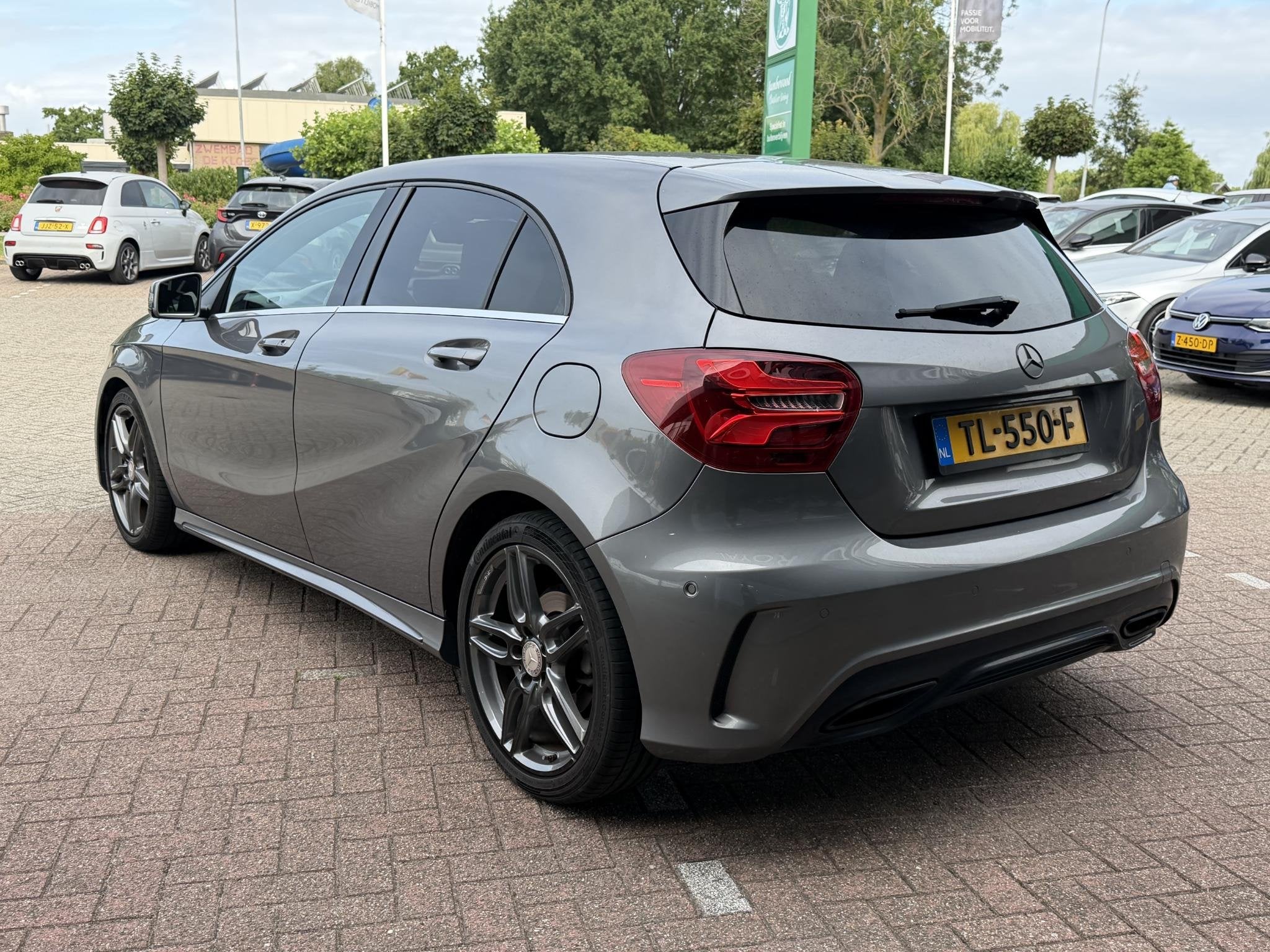 Mercedes-Benz A-klasse 180 Business Solution AMG PARKEERSENS, Auto's, Voorwielaandrijving, Gebruikt, Euro 6, 4 cilinders