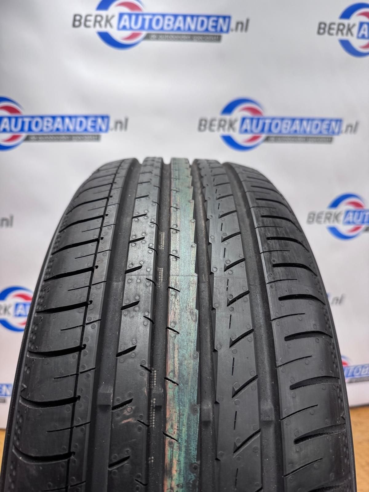 2x Yokohama BluEarth GT AE51 (DEMO) 205/45 R17 88W 205/45/17, Gebruikt, -, -, 17 inch