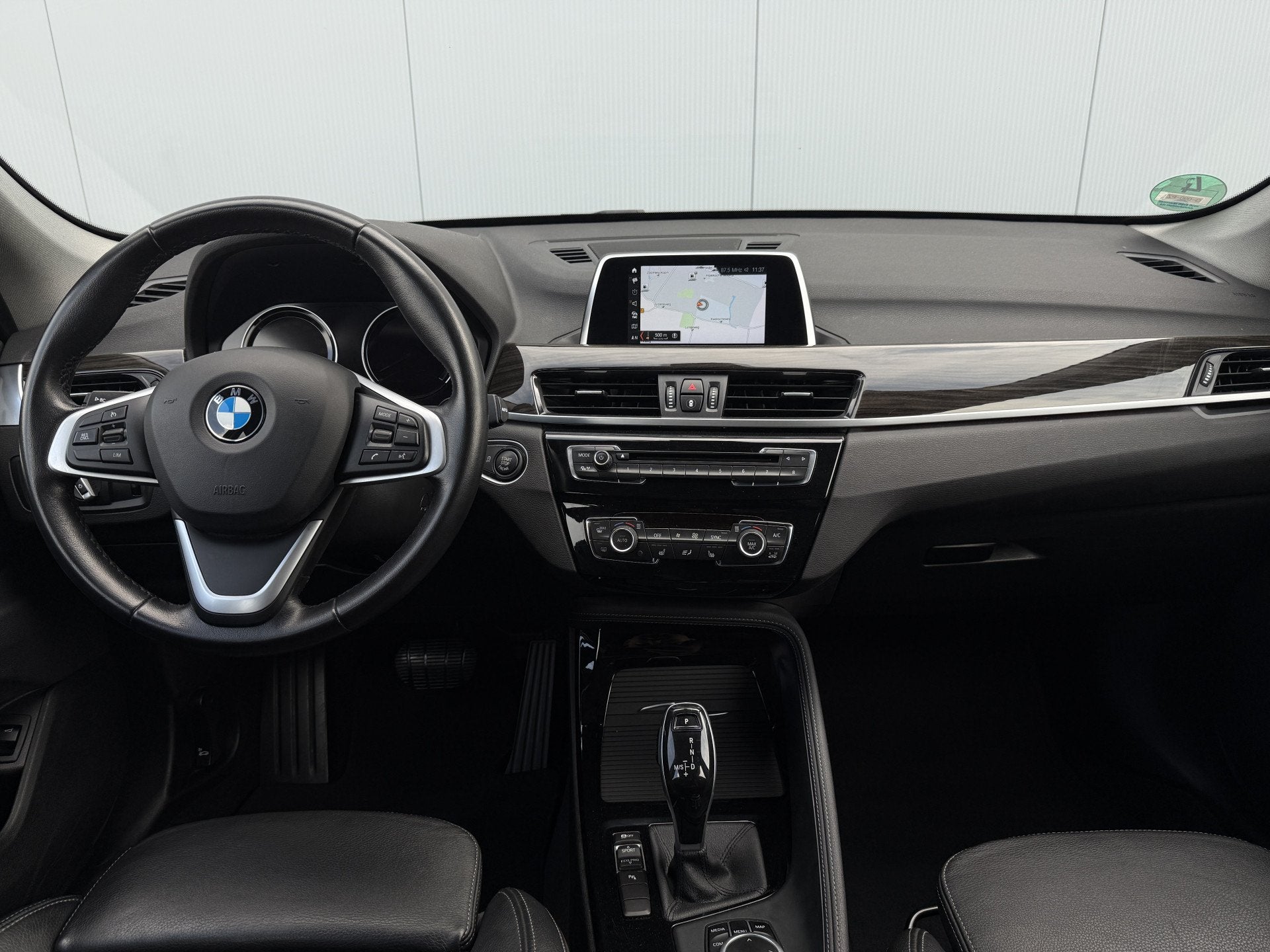BMW X1 sDrive18i High Executive Automaat/Trekhaak/Camera., Automatische klimaatregeling, Gebruikt, Euro 6, Leder en Stof