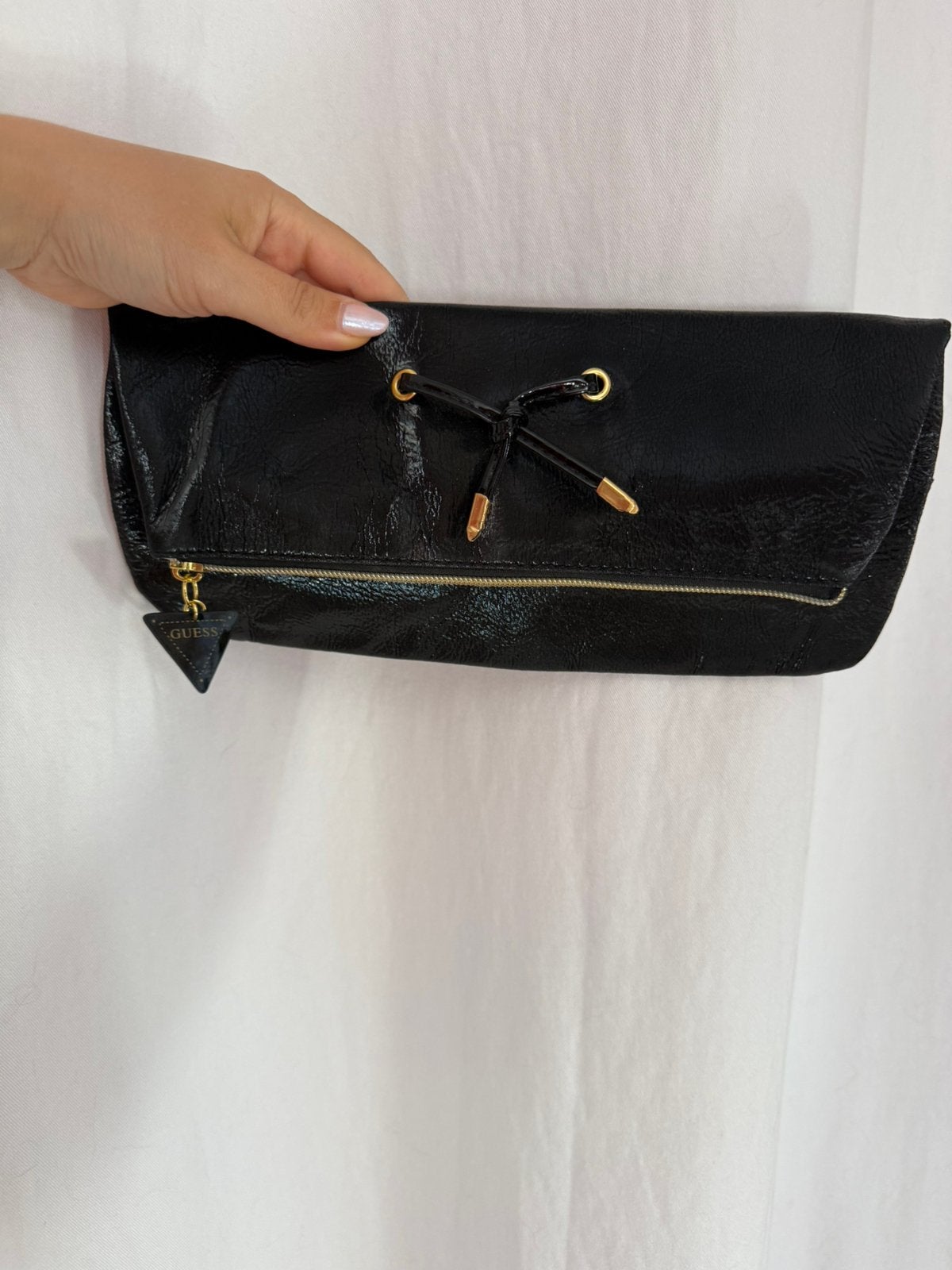 GUESS zwarte lak clutch met strik – foldover pouch, Ophalen of Verzenden, Zo goed als nieuw, Zwart, Avondtasje
