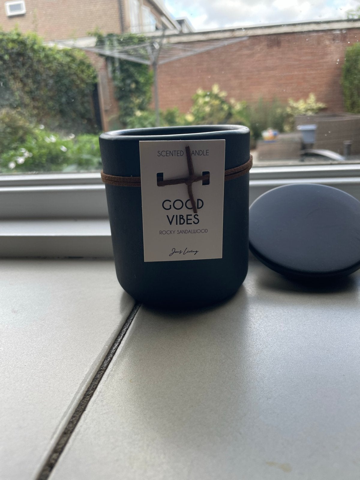 Nieuwe geurkaars 'Good Vibes' Rocky Sandalwood, Zwart, Nieuw, Ophalen of Verzenden, Kaars
