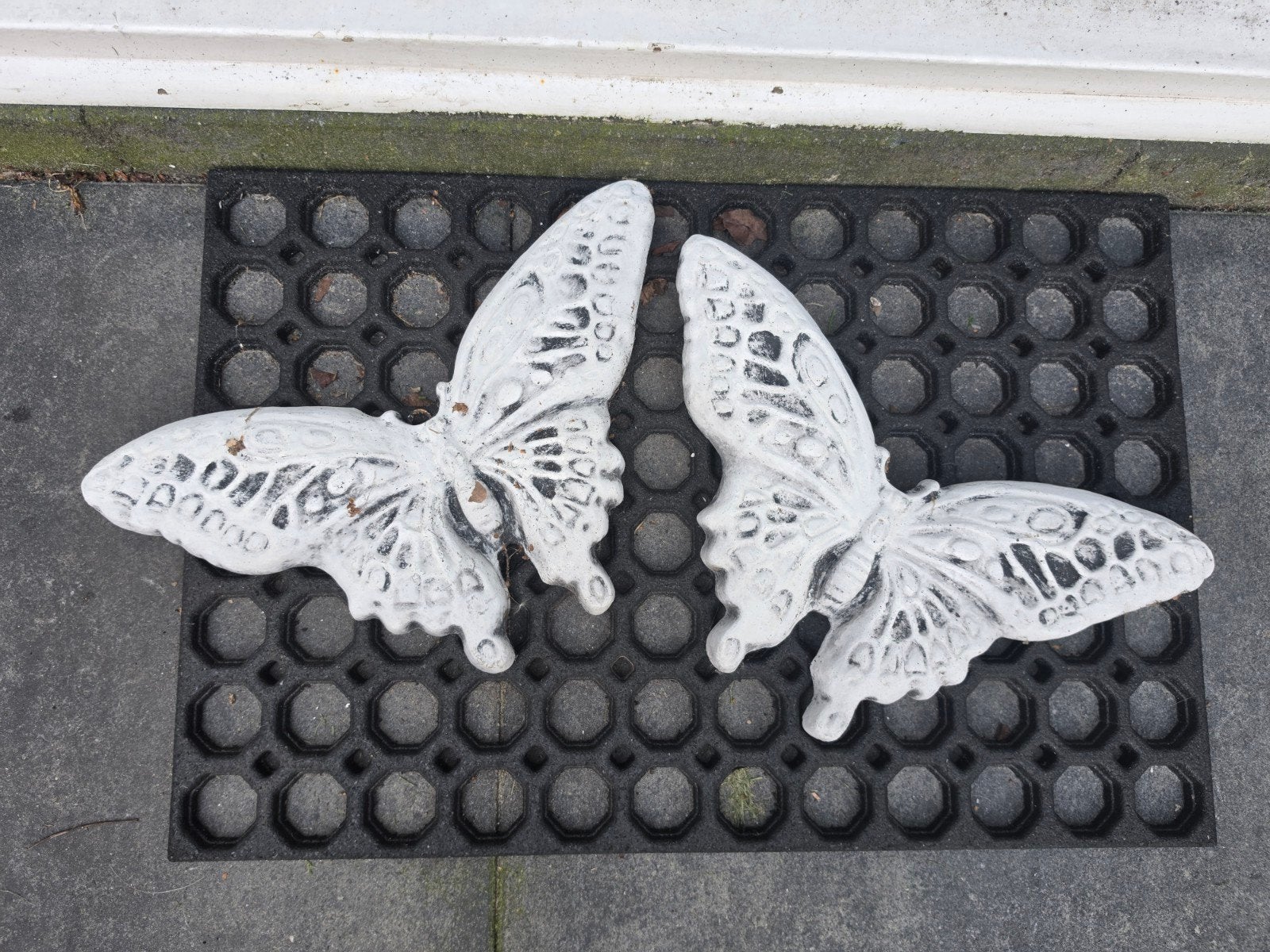 2 beton vlinders, Ophalen