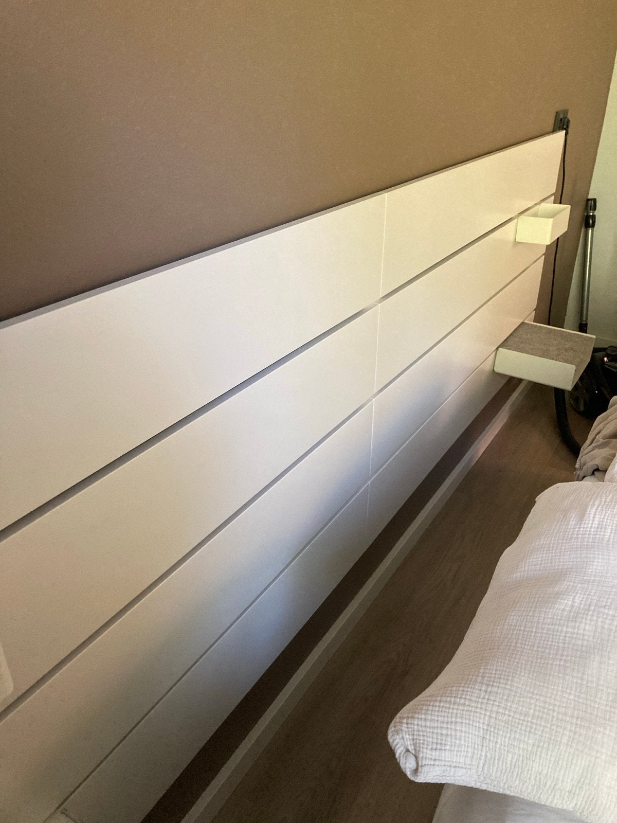 IKEA Hoofdbord met witte planken en nachtkastjes, Huis en Inrichting, Ophalen, Gebruikt, Wit, Tweepersoons