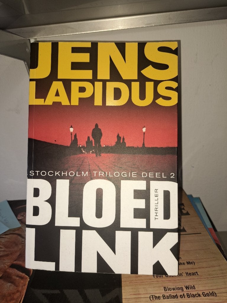 Jens Lapidus-Bloed link (Z240-112), Ophalen of Verzenden, Zo goed als nieuw