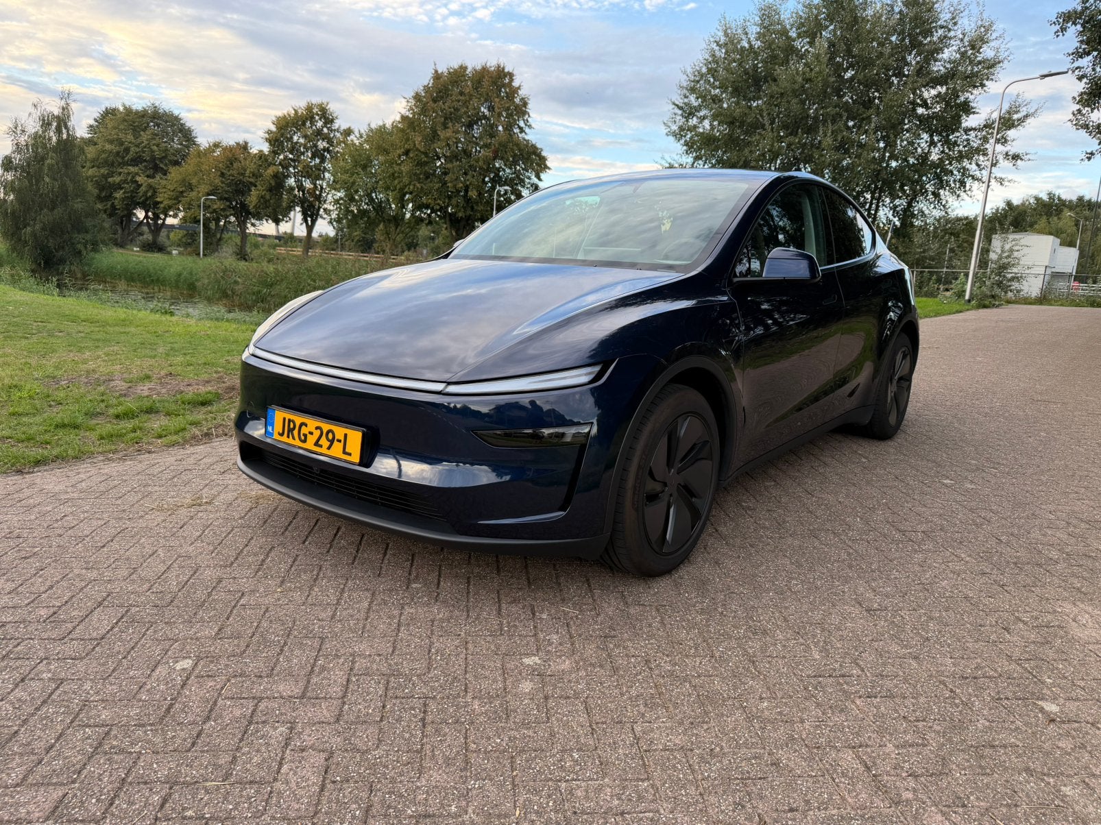 Tesla Model Y LR 2026 Juniper FSD €8.000 GEKOCHT Marine Blue, Auto's, Tesla, Automaat, Achterwielaandrijving, Zwart, Blauw