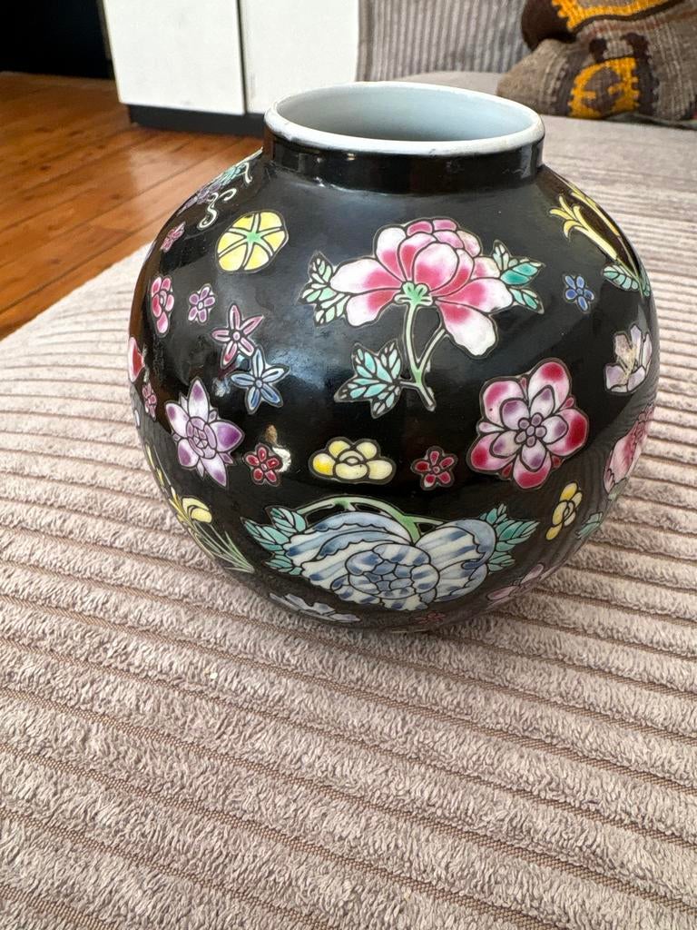 Vintage Chinese Vaas Zwart met Bloemenpatroon, Antiek en Kunst, Ophalen of Verzenden
