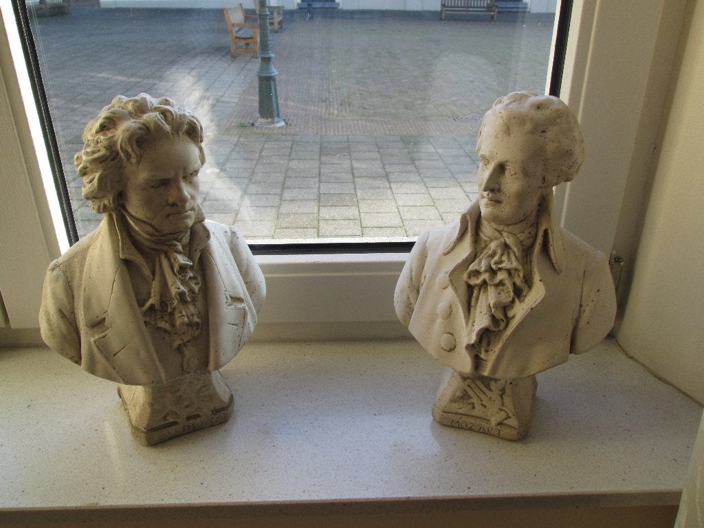 2 Bustes:  Mozart en Beethoven 30 cm hoog Samen 45 euro, Antiek en Kunst, Kunst | Beelden en Houtsnijwerken, Groep mensen, Buste