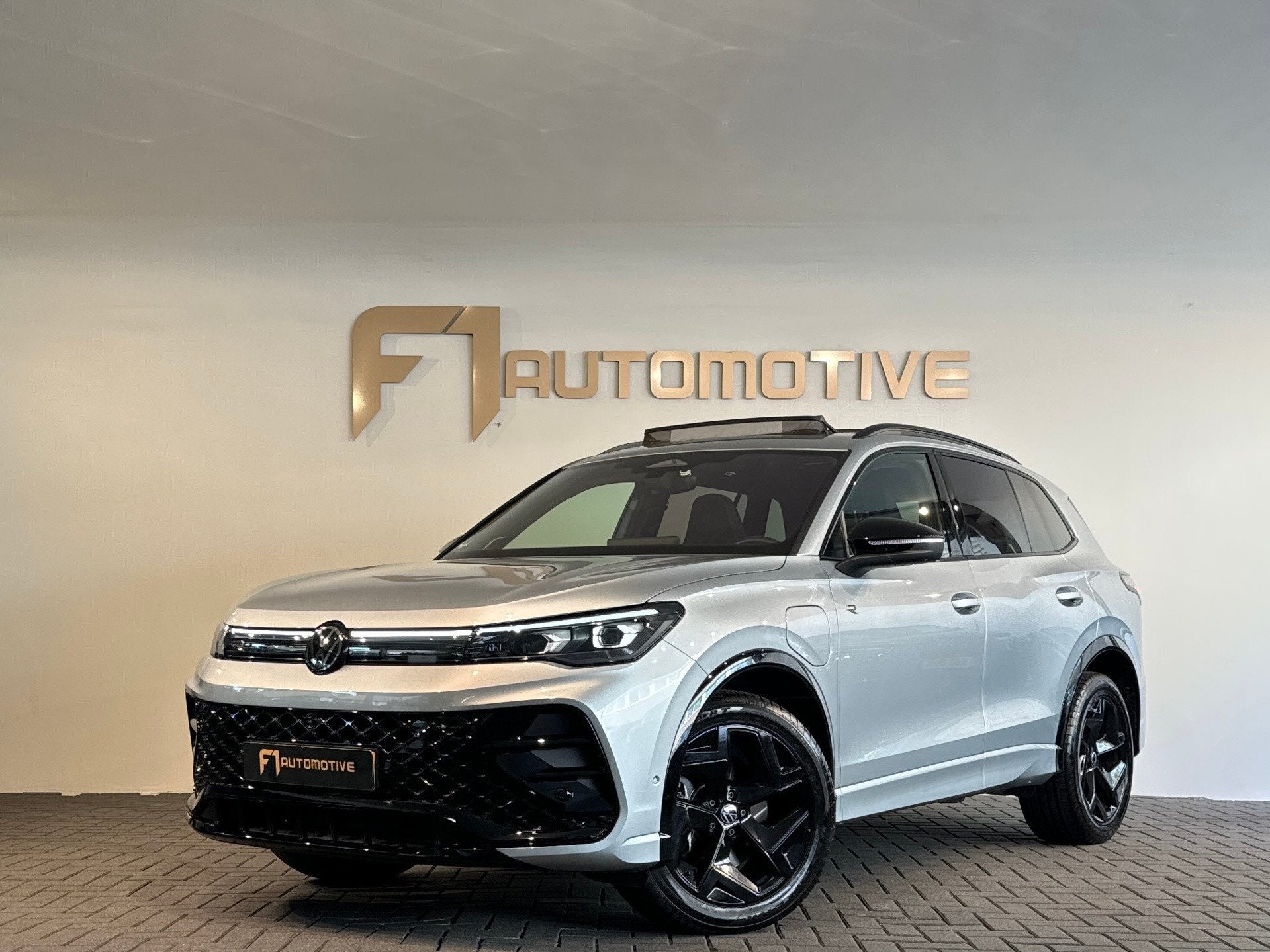 Volkswagen TIGUAN 1.5 eHybrid R-Line Business Pano|H/K|Massa, Dealer onderhouden, Euro 6, 4 cilinders, 2000 kg