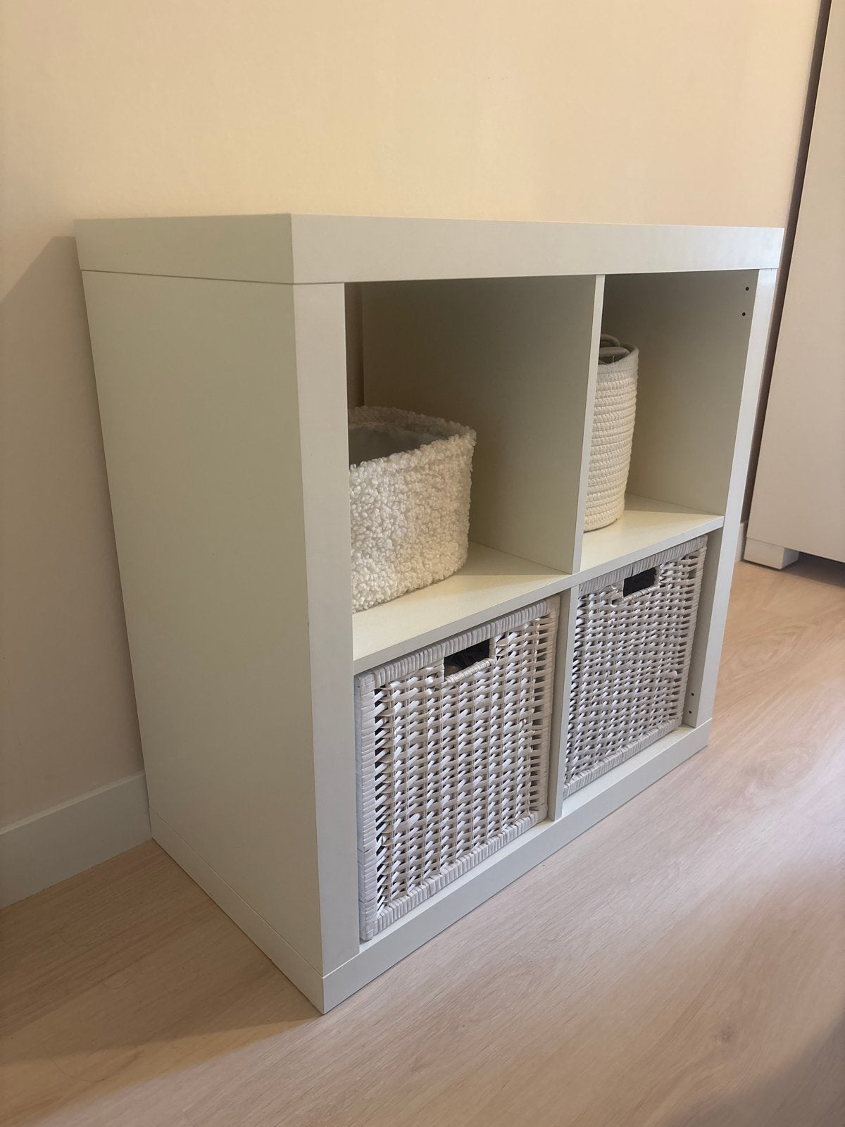 Ikea Kallax kast 2x2 vakken wit + bijpassende rieten manden, Ophalen, Met plank(en), Gebruikt, 50 tot 100 cm