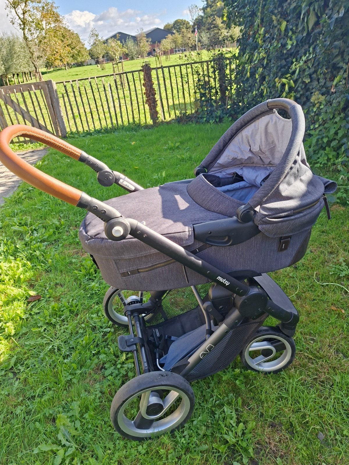 Mutsy combi kinderwagen donkergrijs, Kinderen en Baby's, Ophalen, Verstelbare duwstang, Zo goed als nieuw, Combiwagen